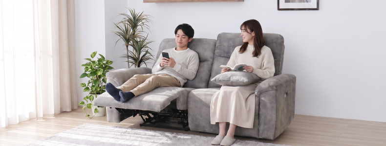 2人掛け電動ソファでくつろぐイメージ