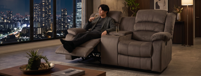夜のリビングでリクライニングした電動ソファ